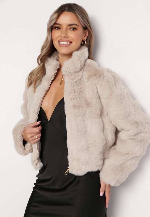 Born2be - Beżowa Futerkowa Kurtka z Kołnierzem i Suwakiem Braline. Kolor: beżowy. Materiał: futro. Wzór: aplikacja. Sezon: zima