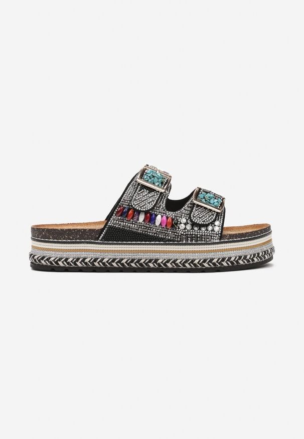 Renee - Czarne Klapki w Stylu Boho na Plecionej Platformie Wykończone Sprzączką i Cyrkoniami Antella. Okazja: na co dzień. Kolor: czarny. Materiał: jeans. Wzór: aplikacja. Sezon: lato. Obcas: na platformie. Styl: boho