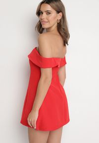 Born2be - Czerwona Taliowana Sukienka z Dekoltem Bandeau z Zakładką Zelzemis. Kolor: czerwony. Styl: elegancki, klasyczny #7