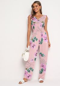 Born2be - Jasnoróżowy Kombinezon w Kwiaty z Trójkątnym Dekoltem i Troczkami na Ramionach Benan. Okazja: na co dzień. Kolor: różowy. Wzór: kwiaty. Styl: casual, elegancki #1