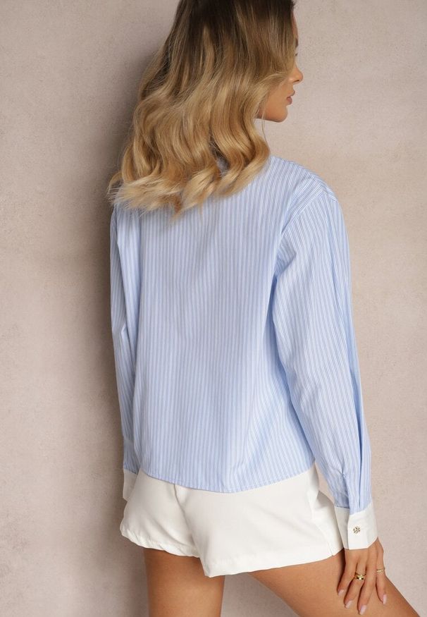 Renee - Niebieska Koszula o Klasycznym Kroju w Paski z Kieszeniami Zapinana na Guziki Ilfea. Kolor: niebieski. Materiał: jeans. Długość rękawa: długi rękaw. Długość: długie. Wzór: paski. Styl: klasyczny