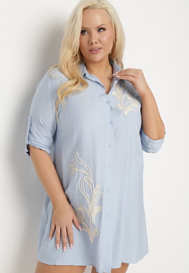 Born2be - Jasnoniebieska Koszulowa Sukienka z Wiskozy Zdobiona Kwiatowym Haftem Nalilsa. Okazja: na co dzień. Typ kołnierza: kołnierzyk klasyczny. Kolekcja: plus size. Kolor: niebieski. Materiał: wiskoza. Wzór: aplikacja, kwiaty, haft. Typ sukienki: koszulowe. Styl: klasyczny, elegancki, casual