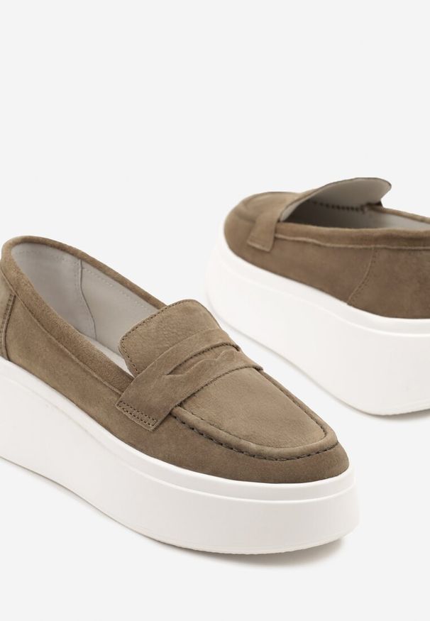 Renee - Ciemnobeżowe Półbuty w Stylu Mokasynów na Platformie ze Skóry Naturalnej Nilovira. Okazja: na co dzień. Kolor: beżowy. Materiał: skóra. Wzór: aplikacja. Obcas: na platformie. Styl: casual