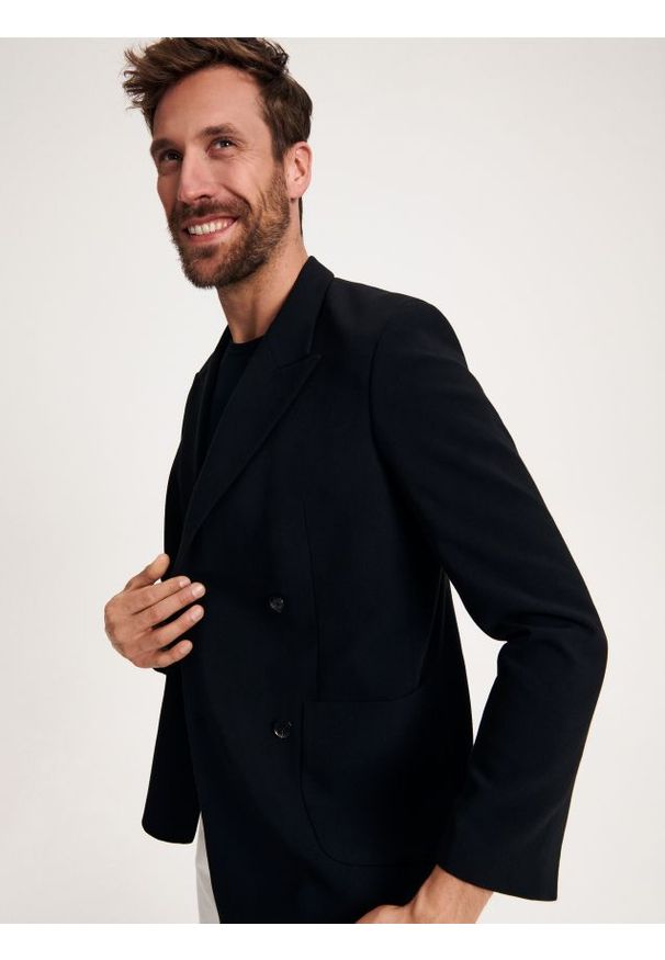 Reserved - Dwurzędowa marynarka - czarny. Kolor: czarny. Materiał: tkanina. Wzór: gładki