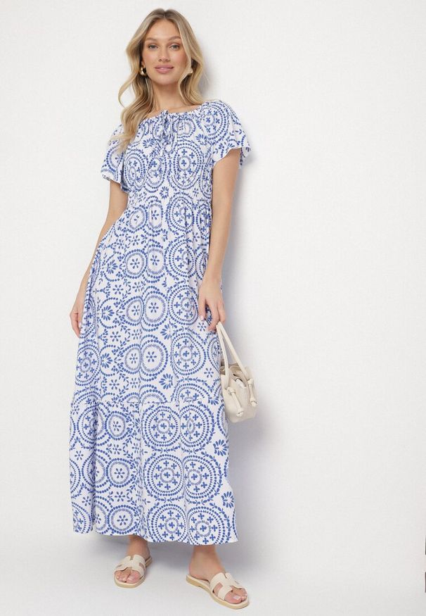 Born2be - Niebiesko-Biała Rozkloszowana Sukienka z Bawełną i Abstrakcyjnym Wzorem Ldivoria. Okazja: na spacer, na imprezę. Kolor: niebieski. Materiał: bawełna. Styl: elegancki