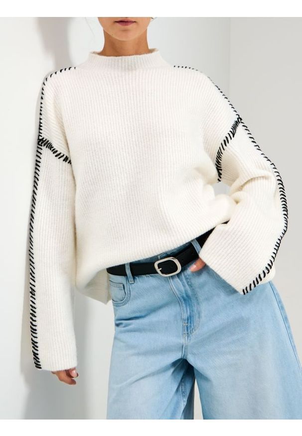 Sinsay - Prążkowany sweter - biały. Kolor: biały. Materiał: prążkowany