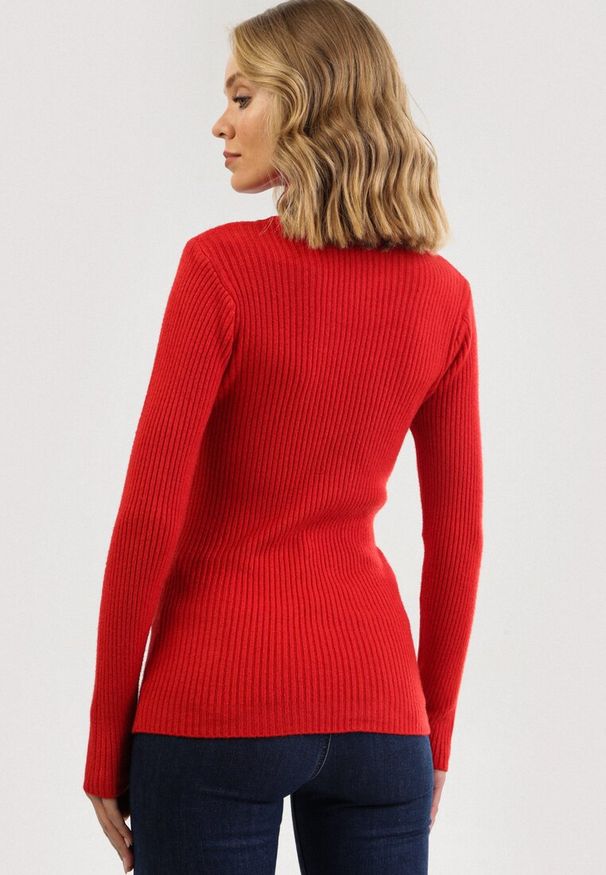 Born2be - Czerwony Golf Oranya. Typ kołnierza: golf. Kolor: czerwony. Materiał: prążkowany, dzianina. Długość rękawa: długi rękaw. Długość: długie