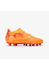 KIPSTA - Buty do piłki nożnej dla dzieci Kipsta Viralto III FG Mango sznurowane. Nosek buta: okrągły. Materiał: mesh, syntetyk. Szerokość cholewki: normalna. Sport: piłka nożna