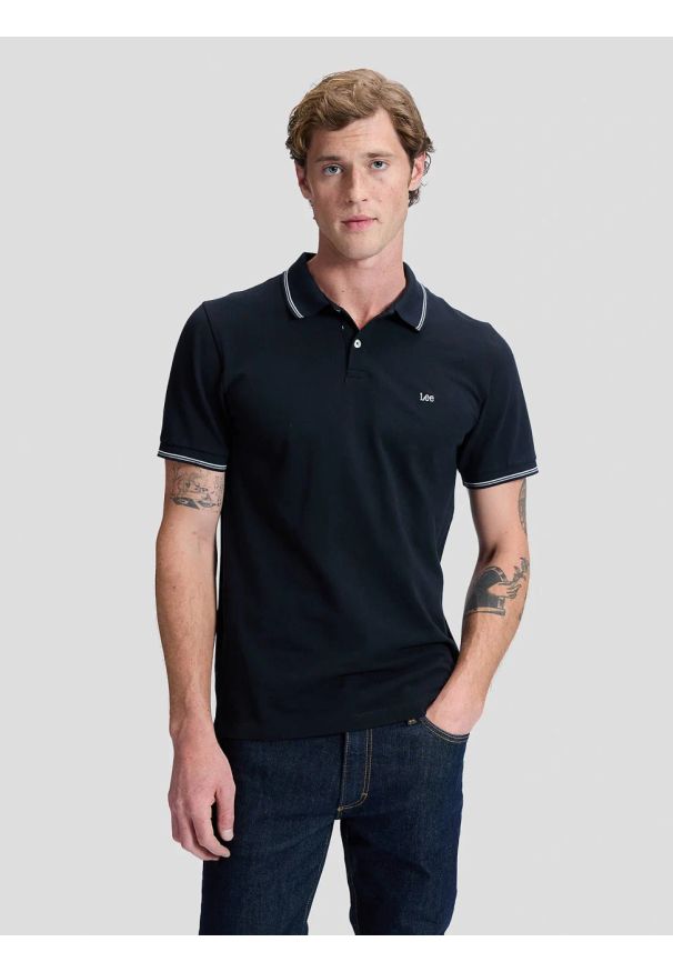 Lee - MESKA KOSZULKA LEE PIQUE POLO BLACK 112363659. Typ kołnierza: polo
