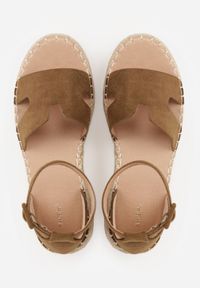 Born2be - Ciemnozielone Sandały VICES na Plecionym Koturnie Ozdobione Wycięciami Cirilea. Okazja: na co dzień, na spacer. Zapięcie: sprzączka. Kolor: zielony. Wzór: aplikacja. Sezon: lato. Obcas: na koturnie. Styl: casual, klasyczny, elegancki #6