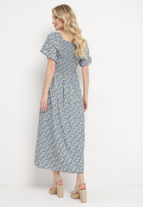 Born2be - Niebieska Bawełniana Sukienka w Kwiatki z Hiszpańskim Elastycznym Dekoltem Bleriama. Okazja: na co dzień, na randkę. Kolor: niebieski. Materiał: bawełna. Długość rękawa: krótki rękaw. Wzór: kwiaty. Styl: casual, elegancki