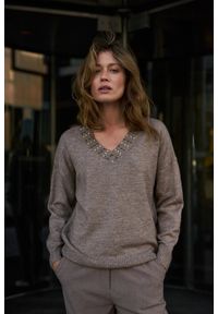 MOODO - Sweter z ozdobnym dekoltem brązowy. Kolor: brązowy. Materiał: wełna, akryl, elastan, poliester #1