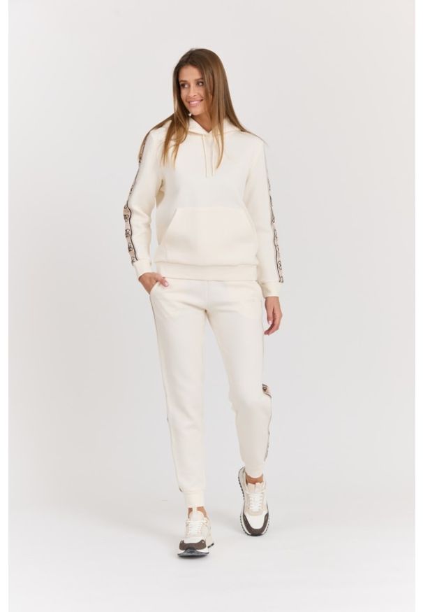 Guess - GUESS Beżowa damska bluza Carla Hooded. Kolor: beżowy. Materiał: poliester, materiał, bawełna