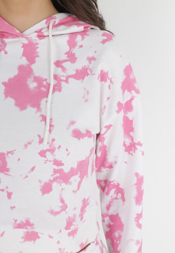 Born2be - Różowa Krótka Bluza z Kapturem i Wzorem Tie-dye Kalyna. Typ kołnierza: kaptur. Kolor: różowy. Materiał: dzianina. Długość: krótkie. Sezon: jesień, wiosna