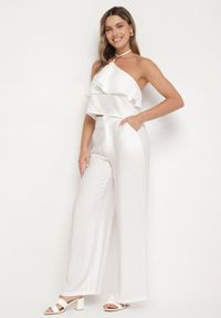 Born2be - Biały Komplet z Wiskozą Bluzka z Falbanką i Metaliczną Ozdobą oraz Spodnie Dolariela. Kolor: biały. Materiał: wiskoza. Wzór: aplikacja #4