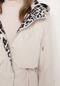 Born2be - Jasnobeżowa Kurtka w Stylu Parki z Odpinanym Kapturem i Ozdobną Podszewką Ismerife. Okazja: na co dzień, na spacer. Kolor: beżowy. Styl: casual #5