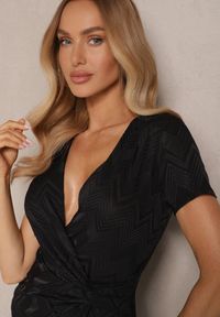 Renee - Czarna Marszczona Bluzka z Wiskozą o Kopertowym Kroju z Krótkim Rękawem Asellina. Okazja: na co dzień. Kolor: czarny. Materiał: wiskoza. Długość rękawa: krótki rękaw. Długość: krótkie. Styl: elegancki, casual #5