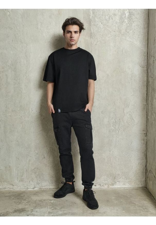 Sinsay - Spodnie jogger cargo - czarny. Kolor: czarny