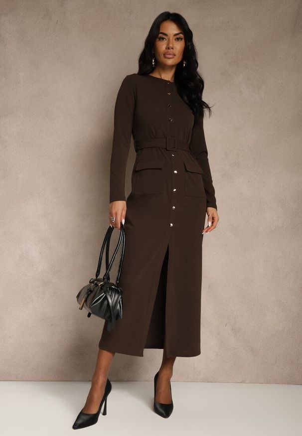 Renee - Brązowa Koszulowa Sukienka z Wiskozą Ozdobiona Paskiem i Guzikami Vetionna. Okazja: na co dzień, na imprezę. Kolor: brązowy. Materiał: wiskoza. Wzór: aplikacja. Typ sukienki: koszulowe. Styl: casual, elegancki. Długość: midi