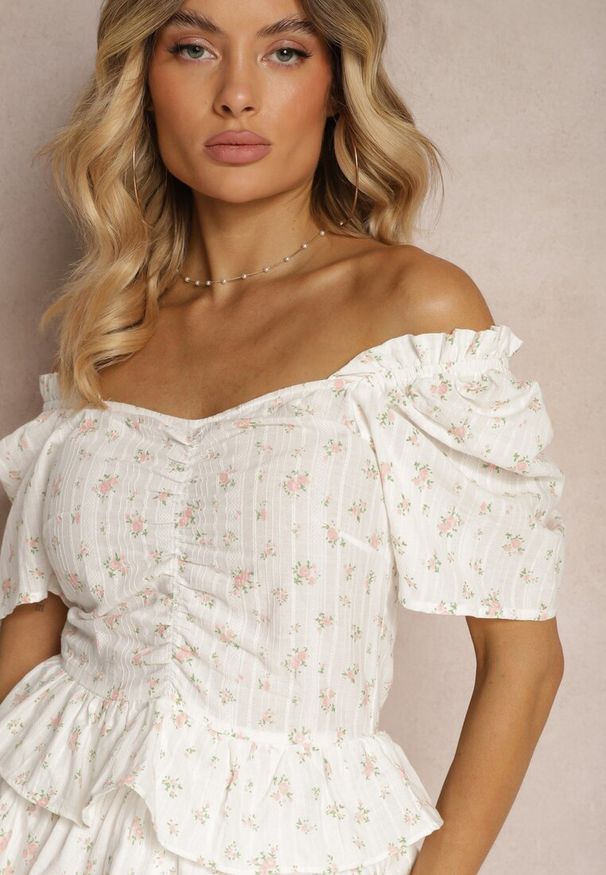 Renee - Biała Rozkloszowana Sukienka z Bawełny z Gumką w Talii w Drobne Kwiaty Timariah. Kolor: biały. Materiał: bawełna. Długość rękawa: krótki rękaw. Wzór: kwiaty. Typ sukienki: rozkloszowane