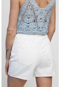medicine - Medicine szorty jeansowe damskie kolor biały gładkie high waist. Stan: podwyższony. Kolor: biały. Materiał: jeans. Wzór: gładki #3