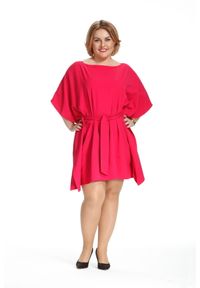 Moda Size Plus Iwanek - Kimonowa amarantowa wiązana sukienka motyl PLUS SIZE. Kolekcja: plus size. Kolor: różowy. Materiał: materiał, tkanina, poliester, elastan. Sezon: wiosna, lato. Typ sukienki: dla puszystych #1