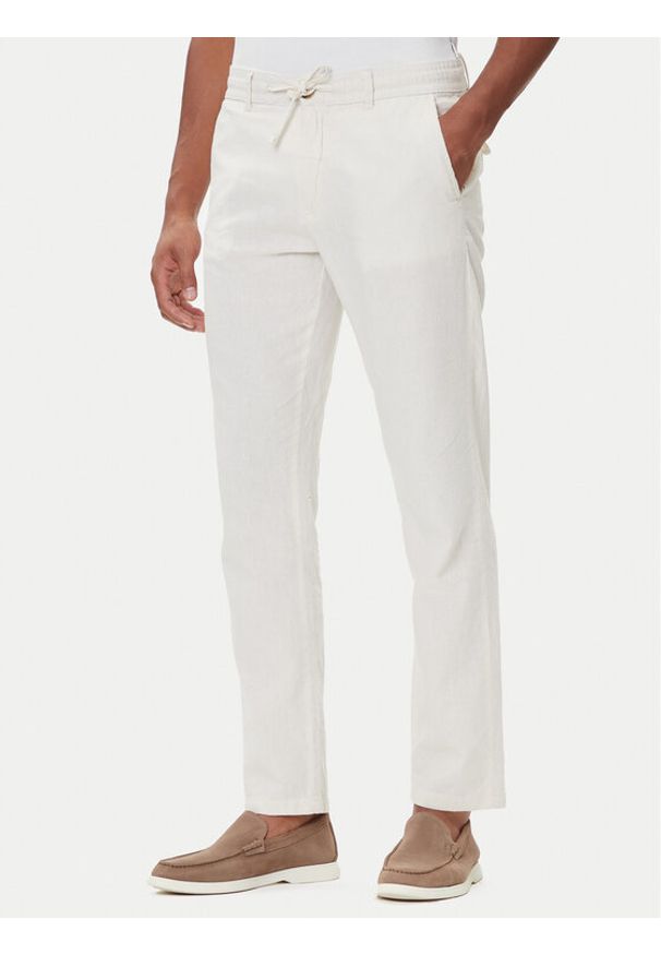 Lindbergh Spodnie materiałowe 30-008003 Biały Tapered Fit. Kolor: biały. Materiał: bawełna