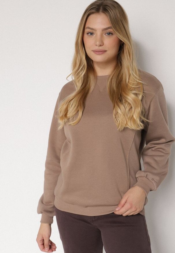 Born2be - Ciemnobeżowa Bluza z Bawełną Ozdobiona Przeszyciami Fezoria. Okazja: na co dzień. Kolor: beżowy. Materiał: bawełna. Wzór: aplikacja. Styl: casual, klasyczny