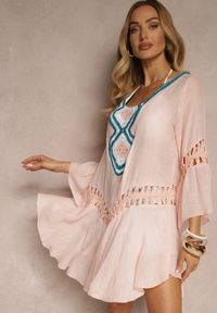 Renee - Różowa Luźna Sukienka Mini Narzutka z Szydełkowym Zdobieniem Elvin. Kolor: różowy. Wzór: aplikacja. Styl: elegancki. Długość: mini