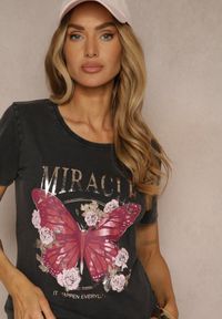 Renee - Czarny T-shirt z Bawełny Ozdobiony Motylem i Metalicznym Napisem Zariellea. Okazja: na co dzień. Kolor: czarny. Materiał: bawełna. Wzór: napisy, aplikacja. Styl: elegancki, casual