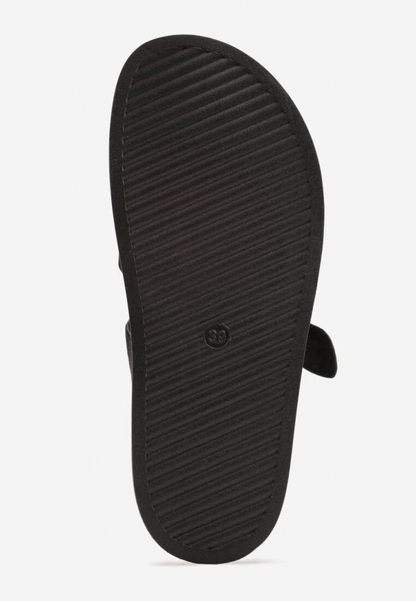 Renee - Czarne Klapki Ozdobione Geometrycznymi Paskami i Metaliczną Klamrą Hossei. Okazja: na co dzień. Kolor: czarny. Materiał: jeans, zamsz. Wzór: aplikacja, geometria. Styl: elegancki, casual