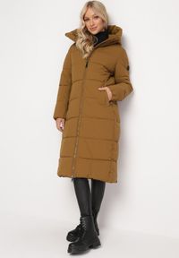 Born2be - Brązowa Zimowa Kurtka za Kolano Płaszcz z Szerokim Pikowaniem i Nieodpinanym Kapturem Hressa. Kolor: brązowy. Długość: długie. Wzór: aplikacja. Sezon: zima #5