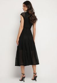 Born2be - Czarna Rozkloszowana Sukienka z Ażurowym Wzorem i Paskiem Galindella. Kolor: czarny. Wzór: ażurowy. Styl: klasyczny #3