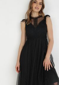 Born2be - Czarna Sukienka Clymotis. Typ kołnierza: kołnierz z falbankami, kołnierzyk stójkowy. Kolor: czarny. Materiał: koronka. Długość rękawa: bez rękawów. Długość: midi #4