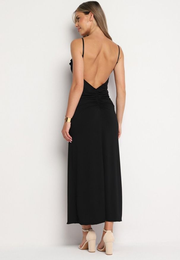 Born2be - Czarna Koktajlowa Dopasowana Sukienka z Broszką Kwiatkiem Vikanna. Typ kołnierza: kołnierz z falbankami, dekolt w kształcie V. Kolor: czarny. Długość rękawa: na ramiączkach. Wzór: kwiaty. Typ sukienki: dopasowane. Styl: wizytowy