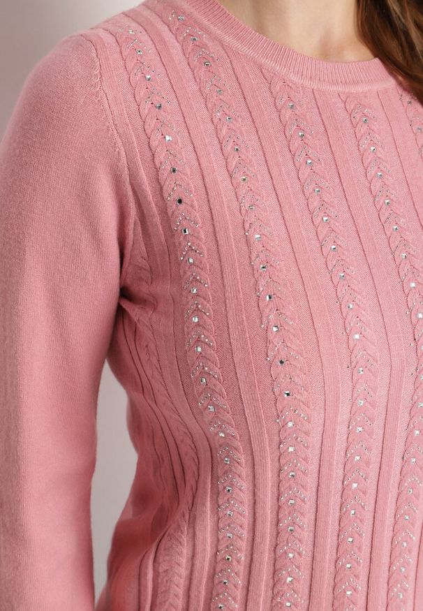 Born2be - Różowy Sweter z Wiskozą Ozdobnym Splotem i Cyrkoniami Beriel. Okazja: na co dzień. Kolor: różowy. Materiał: wiskoza. Długość rękawa: długi rękaw. Długość: długie. Wzór: ze splotem. Styl: elegancki, casual