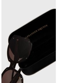 Alexander McQueen okulary przeciwsłoneczne damskie kolor brązowy. Kolor: brązowy. Wzór: geometria #4