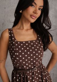 Renee - Brązowa Retro Sukienka z Bawełny i Wiskozy w Kropki o Rozkloszowanym Kroju Phrithoe. Okazja: na randkę. Kolor: brązowy. Materiał: wiskoza, bawełna. Wzór: kropki. Typ sukienki: rozkloszowane. Styl: retro #4