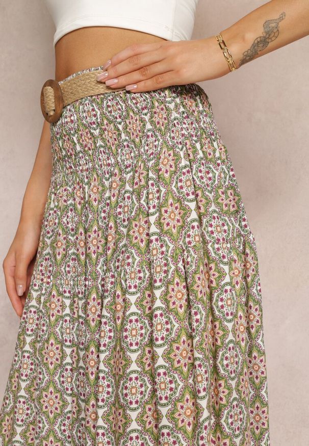 Renee - Zielona Rozkloszowana Spódnica Maxi z Falbaną i Plecionym Paskiem Rahaf. Kolor: zielony. Długość: długie. Styl: boho