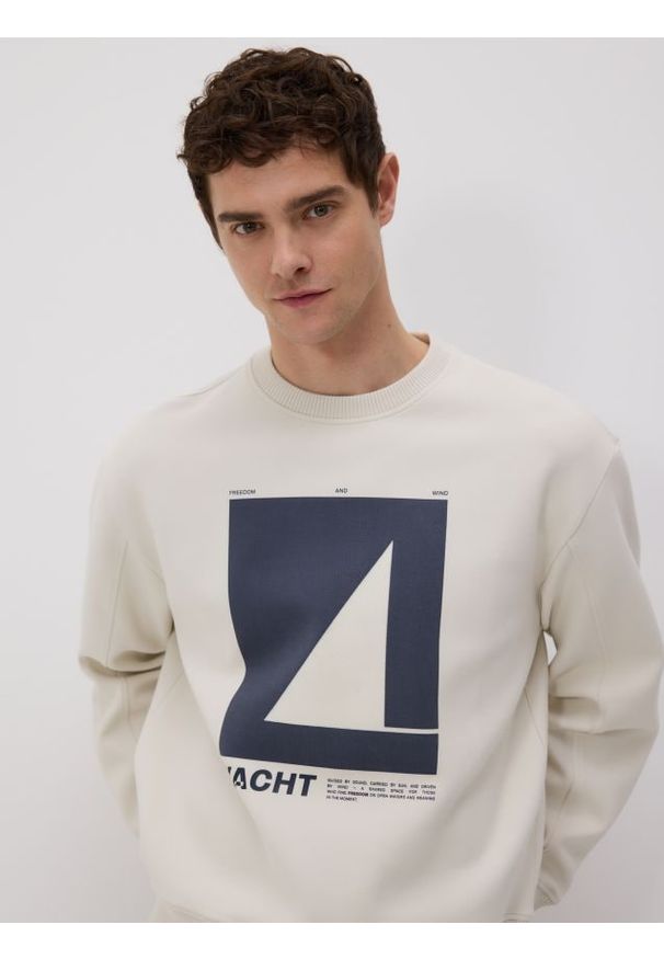 Reserved - Bluza z nadrukiem - złamana biel. Materiał: dzianina, bawełna. Wzór: nadruk