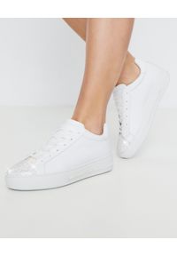 RENE CAOVILLA - Białe sneakersy Xtra z kryształami Swarovskiego. Okazja: na co dzień. Nosek buta: okrągły. Zapięcie: pasek. Kolor: biały. Materiał: jeans, dresówka, guma #1