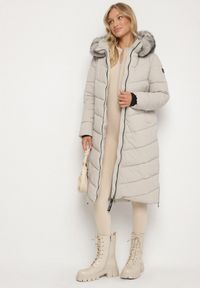 Born2be - Beżowa Długa Kurtka z Pikowanymi Przeszyciami i Kapturem z Futerkiem Galella. Okazja: na co dzień. Kolor: beżowy. Materiał: futro. Długość: długie. Styl: klasyczny, casual, elegancki #7