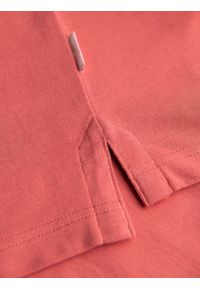 Ombre Clothing - Koszulka polo z bawełnianej dzianiny pique – koralowa V6 - Rozmiar: M. Okazja: na co dzień. Typ kołnierza: polo. Kolor: pomarańczowy. Materiał: bawełna, dzianina. Długość rękawa: krótki rękaw. Długość: krótkie. Wzór: haft. Styl: casual, elegancki #10