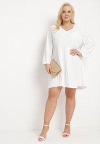 Born2be - Biała Rozkloszowana Sukienka Mini z Plisowaniem Telesi. Kolekcja: plus size. Kolor: biały. Długość rękawa: długi rękaw. Typ sukienki: dla puszystych. Długość: mini #3