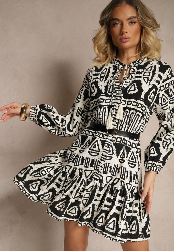 Renee - Czarna Rozkloszowana Sukienka z Wiskozy w Etniczny Print z Wiązaniem z Frędzlami Ravpio. Typ kołnierza: dekolt w kształcie V. Kolor: czarny. Materiał: wiskoza. Długość rękawa: długi rękaw. Wzór: nadruk. Styl: elegancki