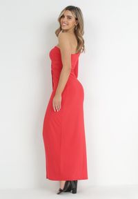 Born2be - Czerwona Kopertowa Sukienka Maxi na Jedno Ramię z Marszczeniami Analaura. Kolor: czerwony. Typ sukienki: kopertowe. Długość: maxi #2