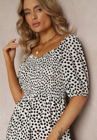 Renee - Biała Rozkloszowana Sukienka Mini w Kropki z Wiskozy Ozdobiona Falbanką Aulian. Kolor: biały. Materiał: wiskoza. Wzór: aplikacja, kropki. Długość: mini #5