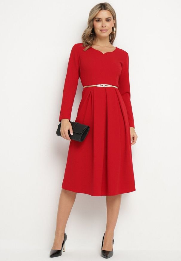 Born2be - Czerwona Rozkloszowana Sukienka Wieczorowa ze Szpiczastym Dekoltem Temithiel. Okazja: na co dzień. Kolor: czerwony. Materiał: jeans. Wzór: aplikacja. Typ sukienki: proste. Styl: wizytowy