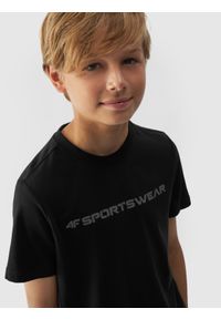 4f - 4F T-shirt regular z nadrukiem chłopięcy - czarny 128 (7-8 lat). Okazja: na co dzień. Kolor: czarny. Materiał: bawełna, jersey, dzianina. Długość rękawa: krótki rękaw. Długość: krótkie. Wzór: napisy, gładki, ze splotem. Sezon: lato. Styl: sportowy, klasyczny, casual