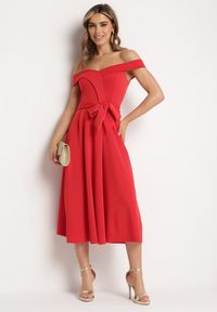 Born2be - Czerwona Elegancka Sukienka o Fasonie Hiszpanki z Materiałowym Paskiem Xaelia. Typ kołnierza: dekolt hiszpanka. Kolor: czerwony. Materiał: materiał. Styl: elegancki #2